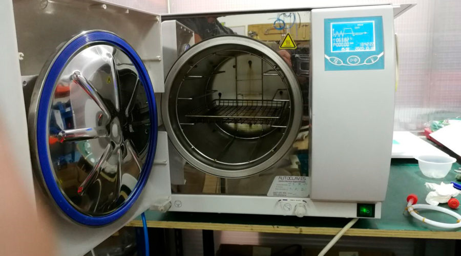 Frontal abierto autoclave Quirumed. Servicio Técnico multimarca reparación en Au-autoclav.es