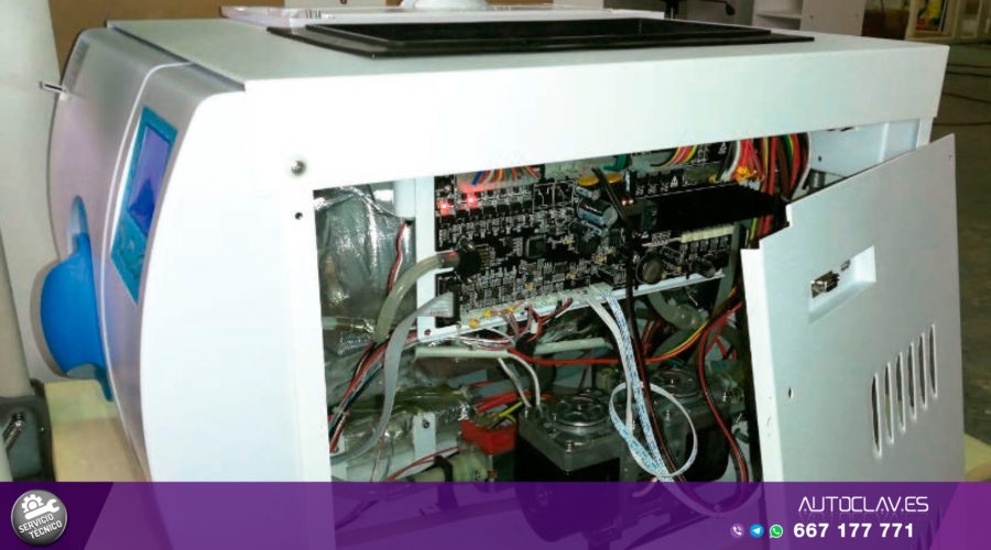 Tapa lateral abierta autoclave Quirumed. Servicio Técnico multimarca reparación en Au-autoclav.es